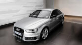 Audi A8 4-dörrars sedan blå